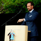 Kronprins Haakon på talerstolen i Brattvåg. Dukkene noen hadde festet der, fikk Kronprinsparet med seg hjem (Foto: Stian Lysberg Solum / NTB scanpix)